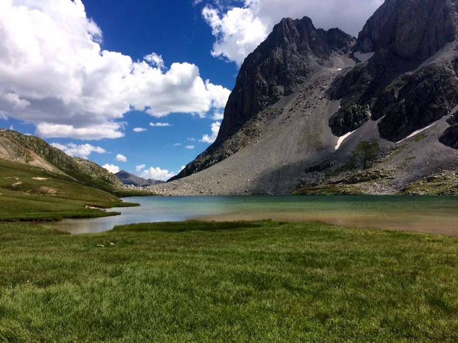 Lac sans personne devant une haute montagne enneigée