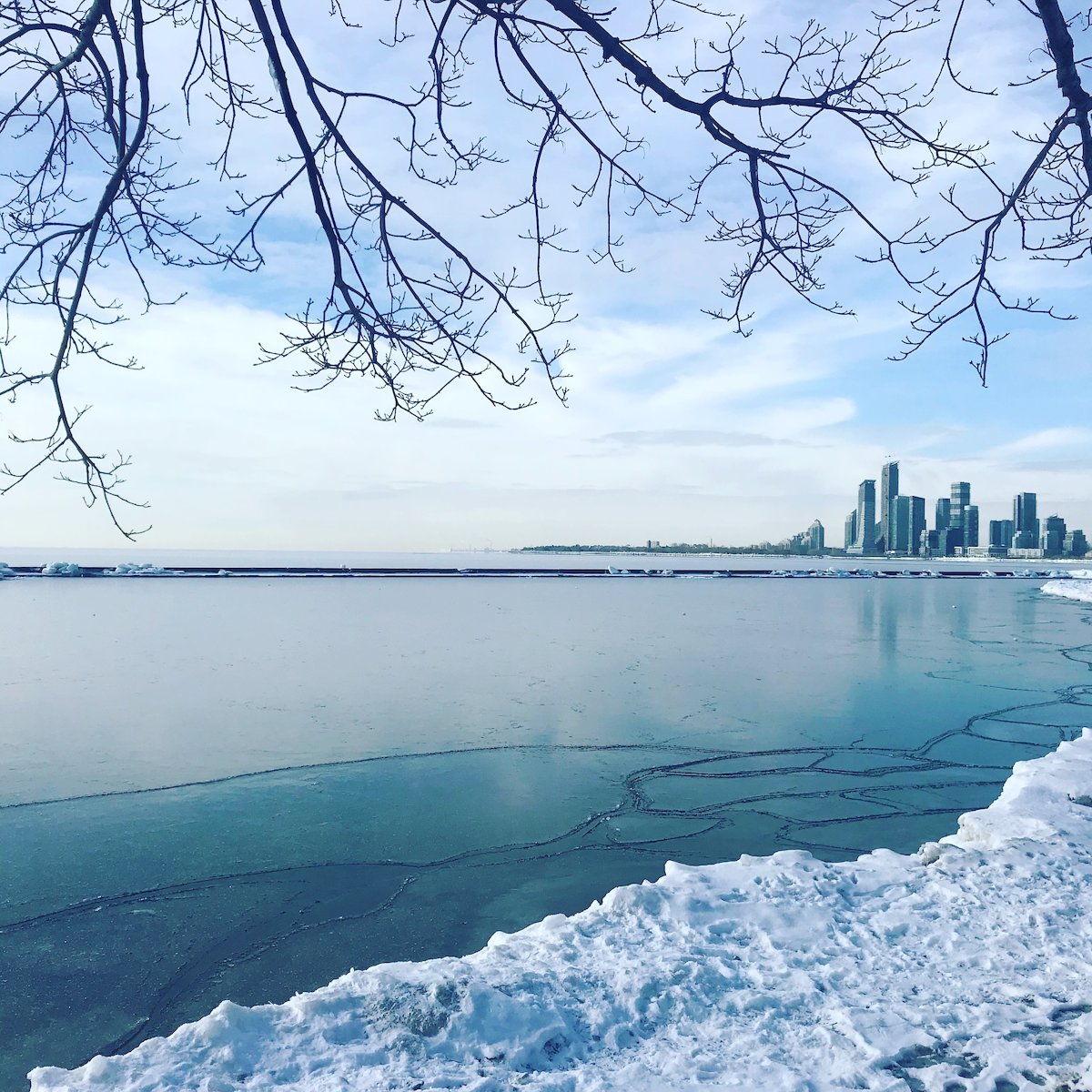 Toronto au fond, lac gelé en premier plan